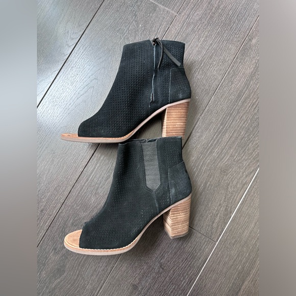 Toms open toe suede summer booties. Size 8.5 - Picture 2 of 4